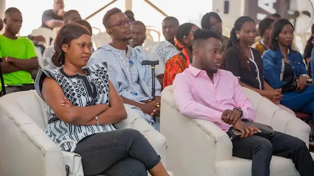 Asmao et Le Général Tchoutchoubatchou assi sur des chaises blanches