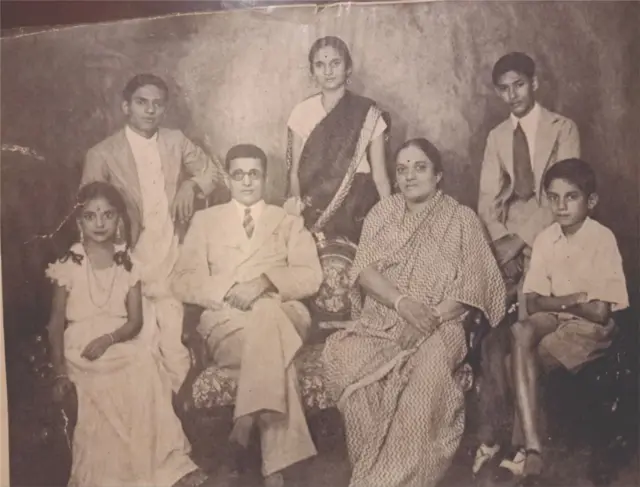 महात्मा गांधींसोबत काम आणि काँग्रेसमध्ये प्रवेश