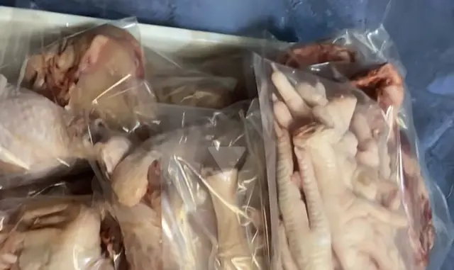 ก่อนหน้านี้ภัทรเดชซื้อไก่แยกชิ้นส่วน แต่ตอนนี้เขาซื้อไก่เป็นตัวมาชำแหละเอง ทำให้ลดค่าใช้จ่ายลง