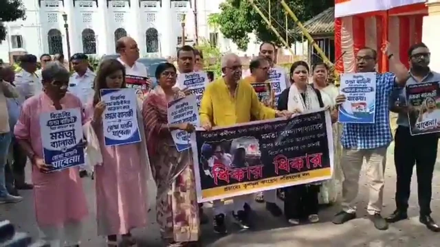 বিধানসভার সামনে মমতা ব্যানার্জীর উপর আক্রমণের প্রতিবাদ মমতাপন্থী বিধায়কদের