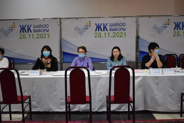 Ошондо 33 шаардык кеңешке, 231 айылдык кеңешке депутаттар шайланат.