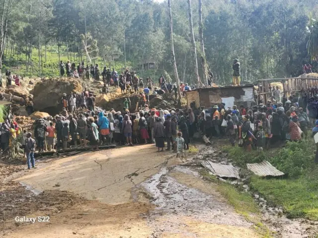 Una multitud en la zona del deslizamiento de tierra en una aldea de Papúa Nueva Guinea.