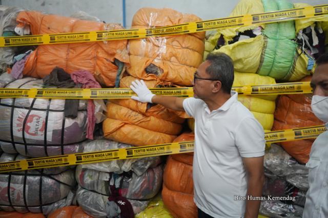 Baju Bekas Impor: Tren Thrifting Buat Indonesia ‘menjadi Penampung ...