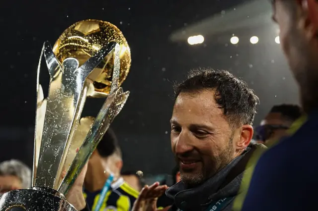 Tedesco Süper Kupa'yı kaldırırken