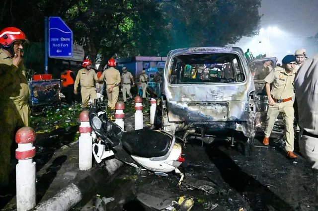 ঘটনাস্থলে পড়ে আছে বিস্ফোরণেল শিকার গাড়ি, আশপাশে পুলিশ সদস্যরা