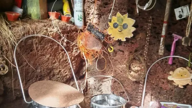 नीना कुटीना गोकर्णमधील ज्या गुहेत राहत होती, तिथल्या वस्तू