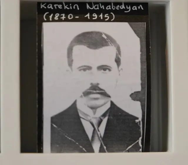 24 Nisan'da tutuklanan Karekin Nahabedyan'ın fotoğrafı. Üzerinde ismi ve doğum ve ölüm tarihleri olan 1870-1915 yazıyor.