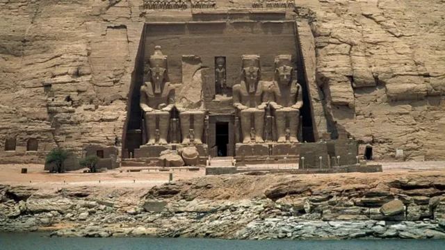 نمای معبد ابوسمبل که رامسس دوم در جنوبی‌ترین نقطه مصر ساخت