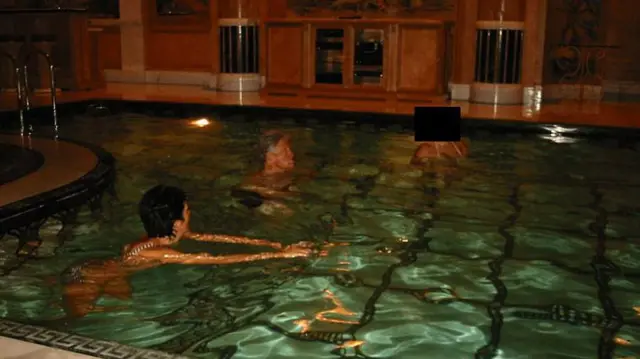 Clinton, Maxwell ve görüntüsü redakte edilmiş başka bir kadın havuzda görülüyor