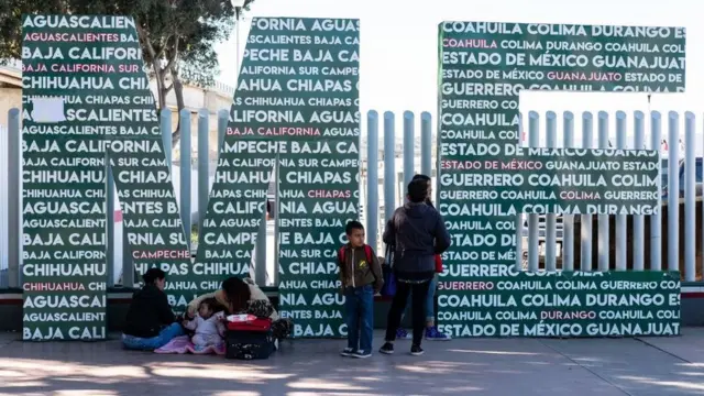 Inmigrantes en El Chaparral en Tijuana