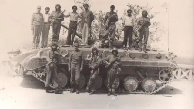 پوځي ټانکونه د رادیو افغانستان ودانۍ ته رسېدلي وو
