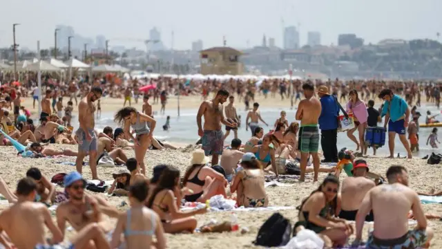 Pessoasaposta certa hojeTel Aviv curtindo a praia