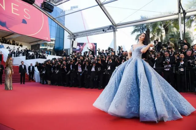 ஐஸ்வர்யா ராய் வயது குறித்து இன்ஸ்டாகிராமில், '' ஐஸ்வர்யா ராய்க்கு பத்து வயது குறைந்தது போல் தோன்றவில்லையா ?'' என்று இந்திய பிரிவின் எல்லி நாளிதழ் பதிவிட்டிருந்தது.