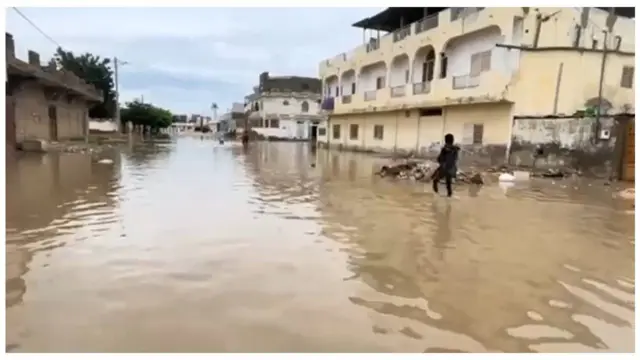 Une rue d'un quartier inondé à Touba.