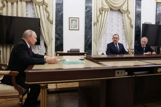 Владимир Путин, Енус-Бек Евкуров, Андрей Трошев на встрече в Кремле, сентябрь 2023 г.
