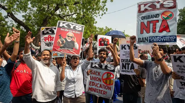 कॉकरोच जनता पार्टी ने शिक्षा मंत्री धर्मेंद्र प्रधान के इस्तीफ़ी की मांग की है