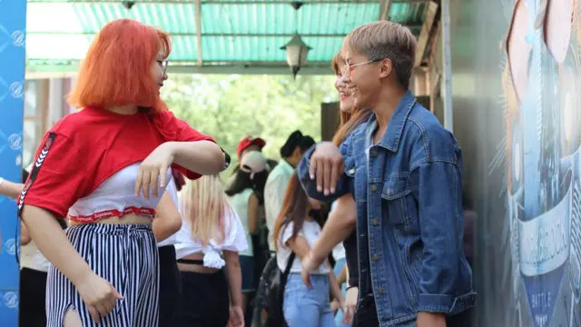 Репетиция перед началом кей-поп вечеринки в Бишкеке