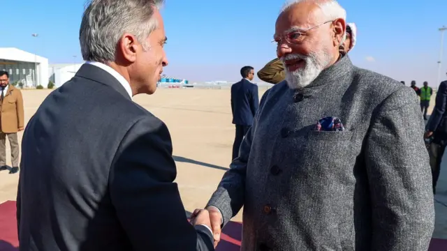 प्रधानमंत्री नरेंद्र मोदी के अम्मान पहुंचने पर जॉर्डन के प्रधानमंत्री ज़फ़र हसन ने उनका स्वागत किया