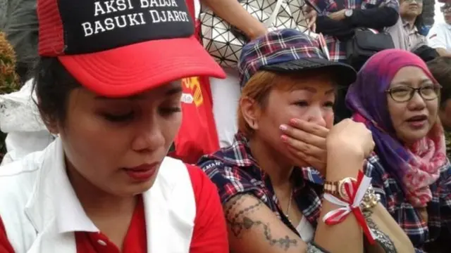 Nhiều người ủng hộ ông Ahok bật khóc sau khi bản cáo trạng được đọc.