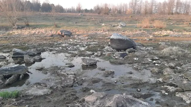 Мілка річка