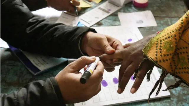 વીવીપેટ મશીન વાસ્તવમાં ઇવીએમ સાથે લાગેલા પ્રિન્ટર જેવું હોય છે