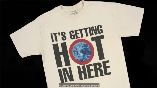 这件印有绿色和平口号的T恤衫来自20世纪90年代，那时已开始强调气候变化带来的环境问题。(Credit: Victoria and Albert Museum, London)