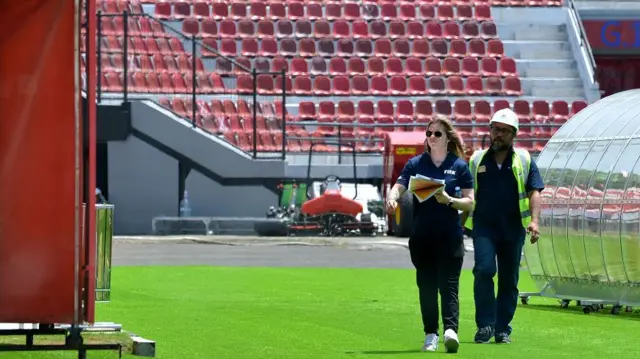 Delegasi FIFA meninjau Stadion Kapten I Wayan Dipta di Gianyar, Bali, Senin (27/3/2023).