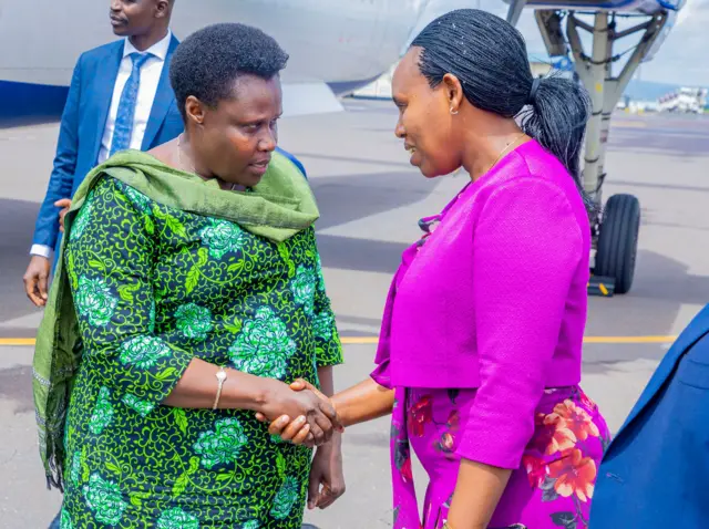 Uganda ihagarariwe na Visi Perezida Jessica Alupo (ibumoso) nawe wakiriwe i Kigali kuwa gatandatu