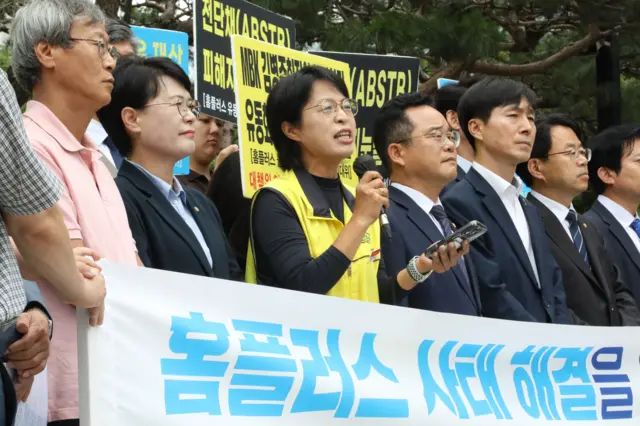 노란 조끼를 입은 안수용 마트노조 홈플러스지부장이 여러 사람들과 함께 서서 2일 서울 여의도 금융감독원 앞에서 열린 '홈플러스 사태 해결을 위한 금감원 제재심 촉구 기자회견'에 참석해 발언하고 있다