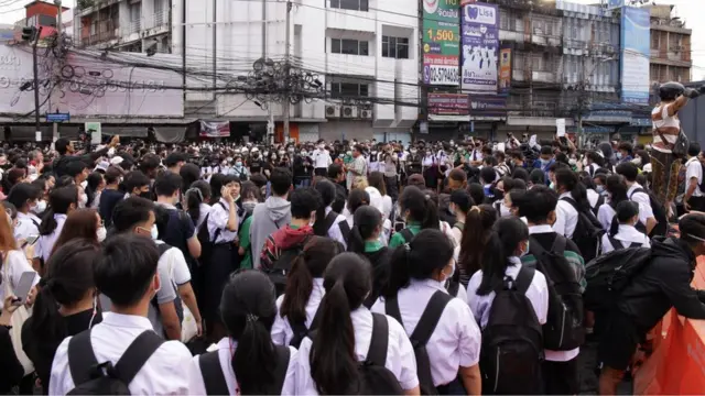 นักเรียนจำนวนมากร่วมชุมนุมที่แยกเกษตร