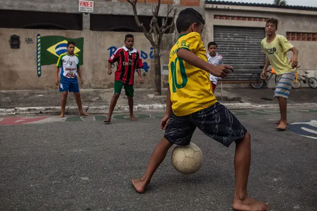 Meninos jogando futebol