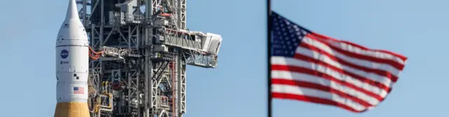 Ракета на старте и флаг США