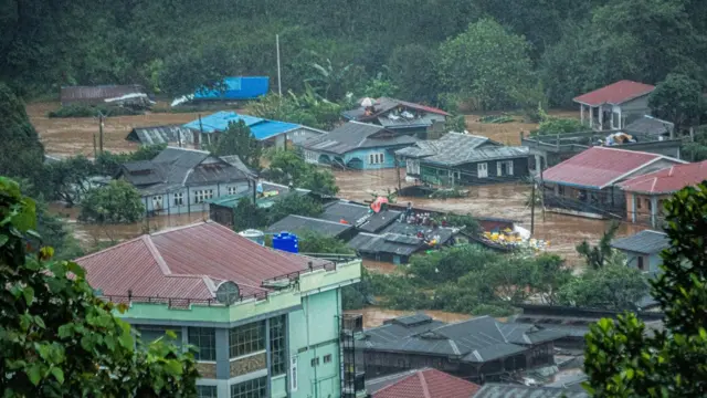 အိမ်ခေါင်မိုးတွေအပေါ်တက်နေရတဲ့ ကလောရေဘေးသင့်ပြည်သူများ