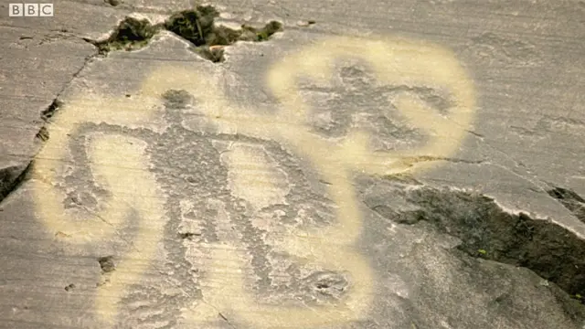 Figuras talladas en la roca