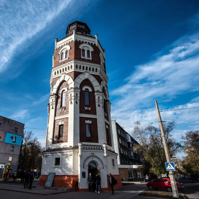 Fotografia mostra torregratis betstijolos sob um céu bem azul