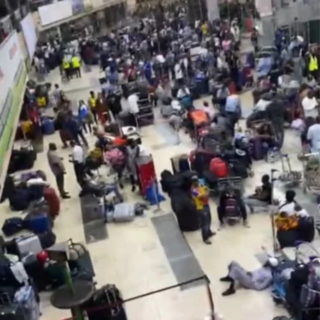 Passengers dey stranded for airport wit dia luggage