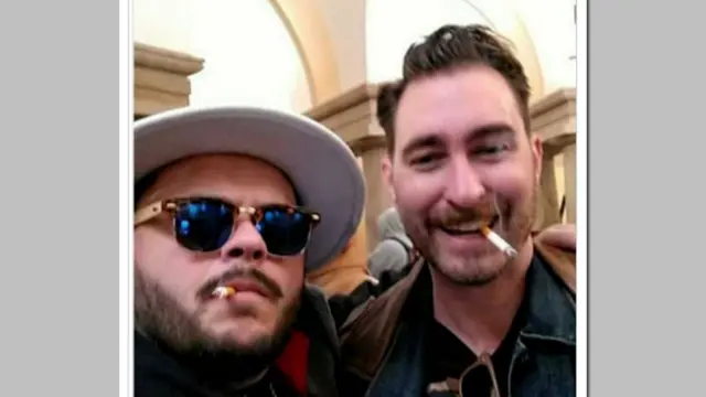 照片右方者是自稱為資深驕傲男孩的歐克斯(Credit: Twitter)