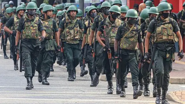 ආරක්ෂක අමාත්‍යාංශයේ මාධ්‍ය ප්‍රකාශක කර්නල් නලීන් හේරත් පවසා සිටියේ වර්තමානයේ යුද හමුදාවේ සේවයේ නිරත සමස්ත හමුදා සාමාජිකයින් සංඛ්‍යාව 164,000ක් වන බවය.