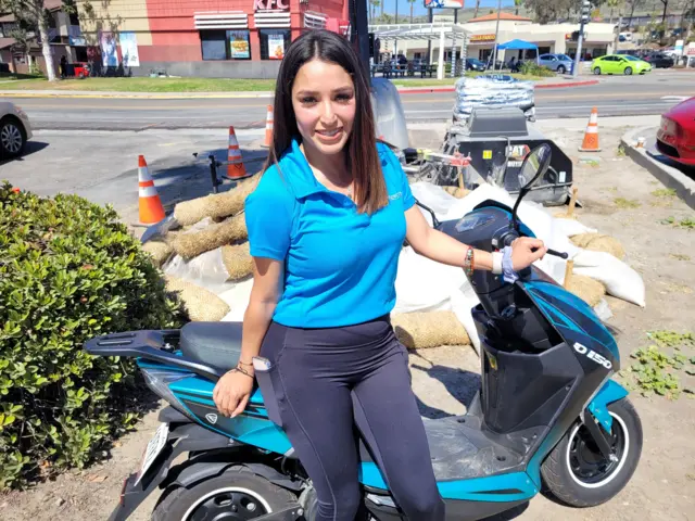Ester Villalobos con su moto.