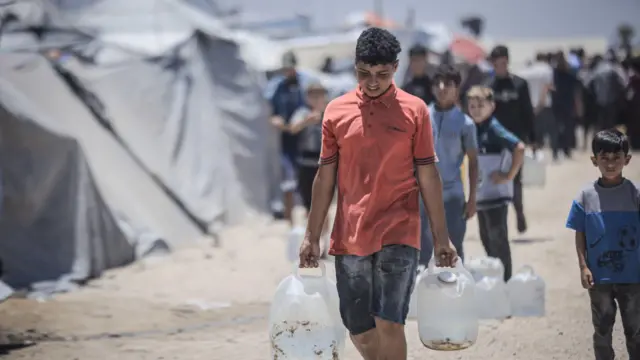 اضطر الفلسطينيون النازحون من الهجمات الإسرائيلية إلى الاعتماد على المياه التي تنقلها صهاريج، وملء صفائح المياه لتلبية احتياجاتهم اليومية أثناء لجوئهم إلى مدينة غزة