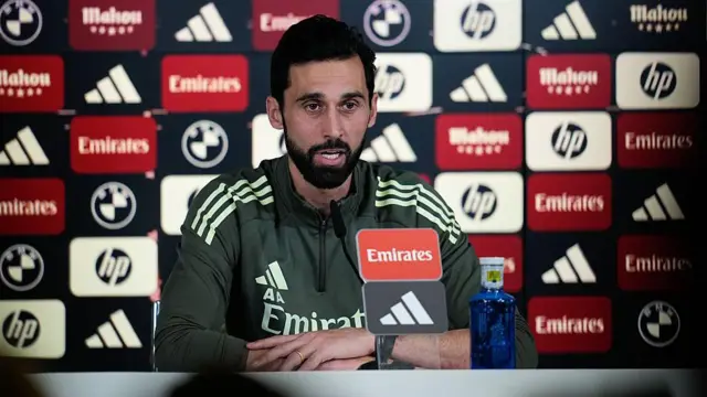 ألفارو أربيلوا المدرب الإسباني الجديد لريال مدريد بسترة خضراء داكنة في مؤتمر صحافي