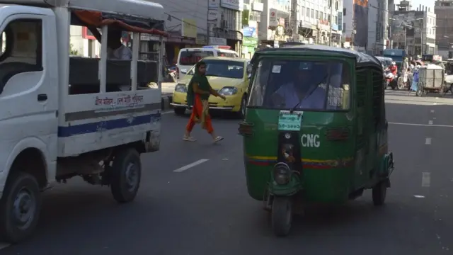 ঢাকার বেশিরভাগ সিএনজি অটোরিক্সা চালক মিটারে যাত্রী বহন করতে চাননা।