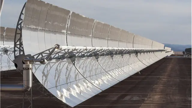 Panel surya di Noor 1 Concentrated Solar Power (CSP) di Maroko. Noor 1 adalah salah satu pembangkit listrik tenaga surya terbesar di dunia.