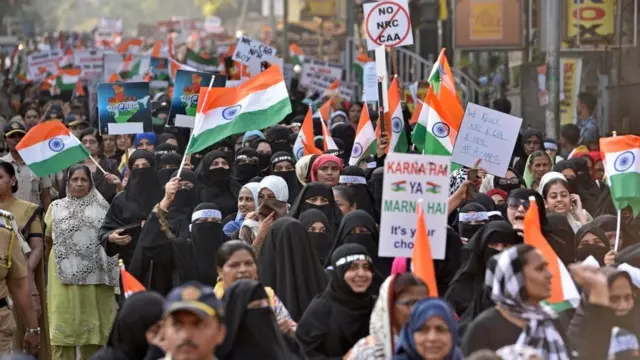নাগরিকত্ব আইনের বিরুদ্ধে ভারতের ভেতরেও চরছে তুমুল প্রতিবাদ