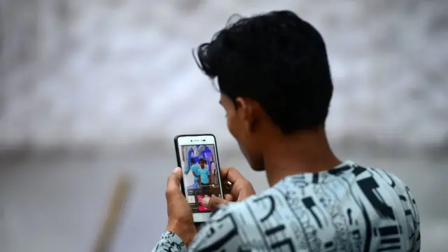 رجل يستخدم هاتفه الذكي