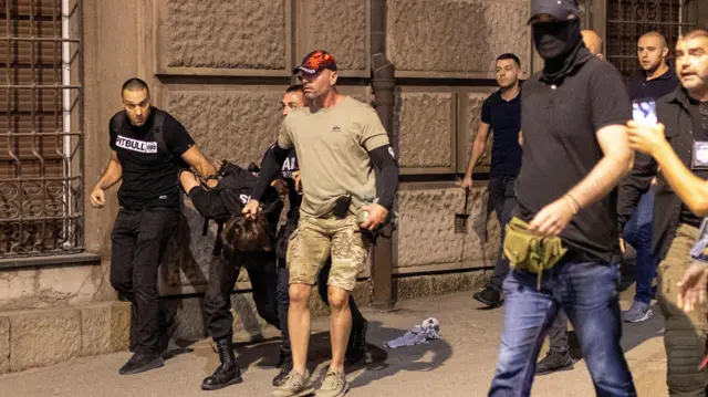 протести у београду, полиција приводи демонстранта у Београду