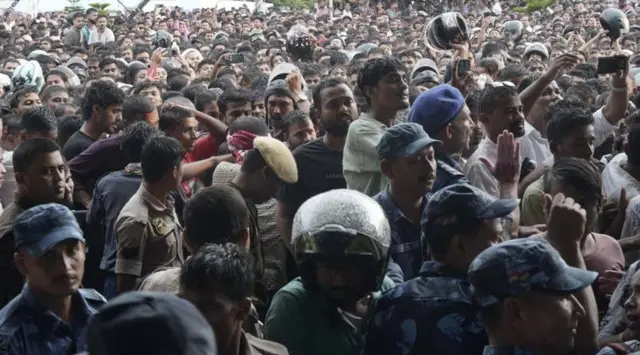 ज़ुबिन गर्ग के घर के बाहर उमड़ा विशाल जनसमूह 