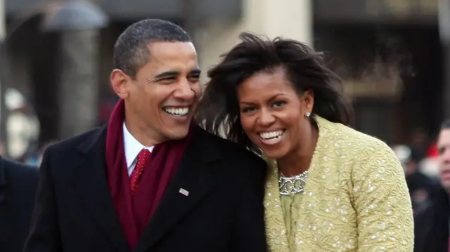 Presiden Barack Obama dan Ibu Negara Michelle Obama tersenyum saat berjalan di parade pelantikan setelah dilantik sebagai Presiden Amerika Serikat ke-44 pada 20 Januari 2009.