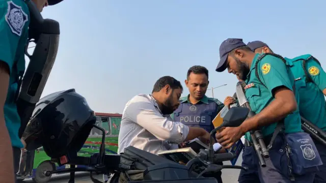 পথচারী ও যানবাহনে তল্লাশি 