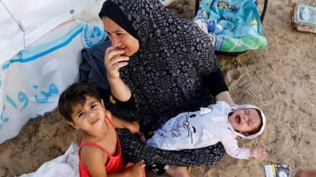 Abana bari kumwe na mama wabo mu nkambi muri Palestine 